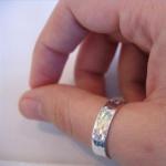 Co oznacza pierścień na kciuku?