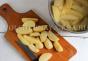 Vyprážané zemiaky s klobásami na panvici