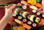 Ako správne jesť japonské sushi rolky paličkami