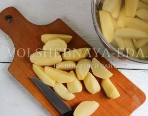 Smażone ziemniaki z kiełbaskami na patelni