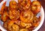 Karališkosios krevetės, keptos sojos padaže su sezamo sėklomis